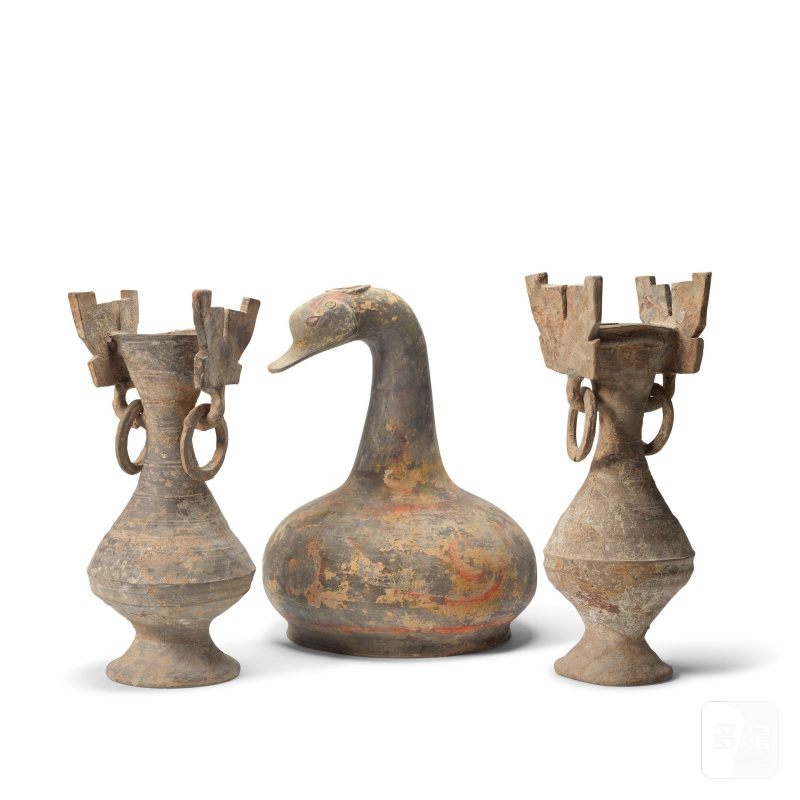 漢及春秋 灰陶加彩雁頭瓶一件及饕餮紋瓶一對 | A PAINTED GREY POTTERY GOOSE-FORM VESSEL AND A PAIR OF POTTERY VASES WITH TAOTIE AND LOOSE RING HANDLES - 图3